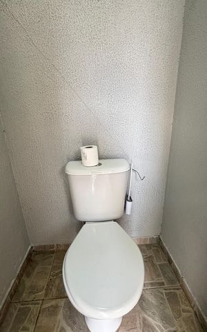 Casa à venda com 202m², 4 quartos e 6 vagasCasa 1 - Quintal - Banheiro