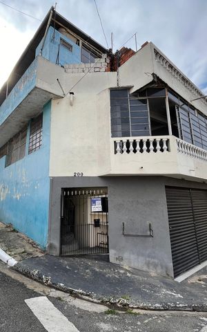 Casa à venda com 200m², 7 quartos e 5 vagasFachada+Placa