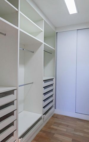 Casa de condomínio à venda com 880m², 6 quartos e 5 vagas Casa de condomínio à venda com 880m², 6 quartos e 5 vagasCloset da suíte 4