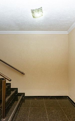 Casa à venda com 371m², 4 quartos e 8 vagas Casa à venda com 371m², 4 quartos e 8 vagasEscada