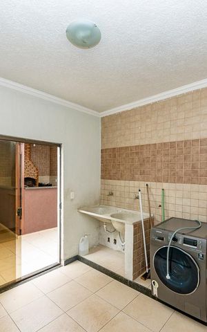 Casa à venda com 371m², 4 quartos e 8 vagas Casa à venda com 371m², 4 quartos e 8 vagasÁrea de Serviço