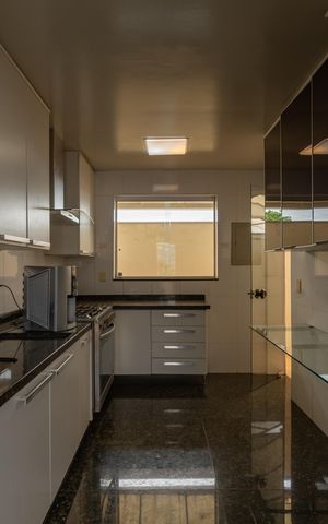 Apartamento à venda com 180m², 4 quartos e 4 vagas Apartamento à venda com 180m², 4 quartos e 4 vagasCozinha