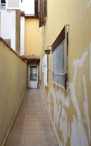 Casa para alugar com 220m², 3 quartos e 2 vagasCorredor acesso a garagem