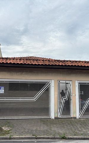 Casa à venda com 192m², 3 quartos e 3 vagas Casa à venda com 192m², 3 quartos e 3 vagasFachada