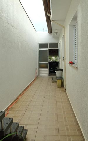 Casa à venda com 192m², 3 quartos e 3 vagasCorredor externo