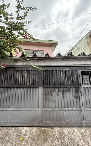 Casa à venda com 135m², 3 quartos e 2 vagas Casa à venda com 135m², 3 quartos e 2 vagasFachada