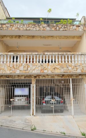 Casa à venda com 221m², 3 quartos e 2 vagasFachada