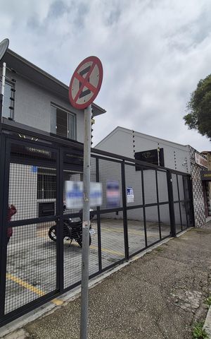Casa à venda com 244m², 3 quartos e sem vaga Casa à venda com 244m², 3 quartos e sem vagaFachada