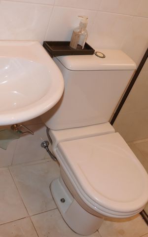 Casa de condomínio para alugar com 360m², 5 quartos e 6 vagasBanheiro de Serviço