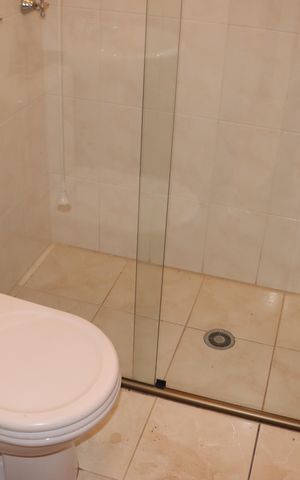 Casa de condomínio para alugar com 360m², 5 quartos e 6 vagasBanheiro de Serviço