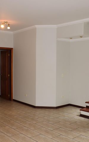 Casa de condomínio para alugar com 360m², 5 quartos e 6 vagasSala