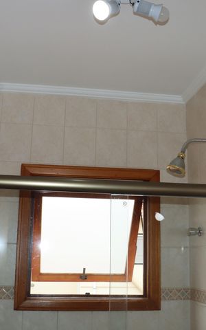 Casa de condomínio para alugar com 360m², 5 quartos e 6 vagasBanheiro da Suíte 1