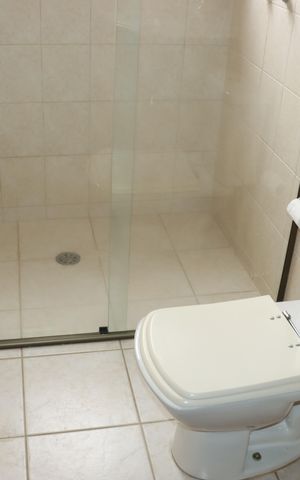 Casa de condomínio para alugar com 360m², 5 quartos e 6 vagasBanheiro da Suíte 1