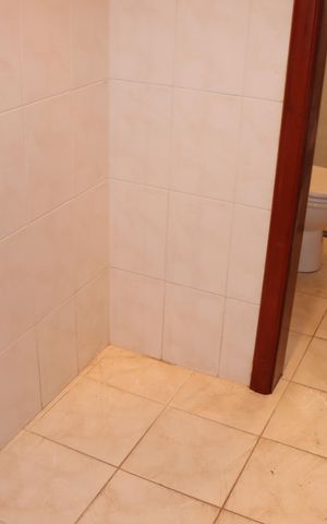 Casa de condomínio para alugar com 360m², 5 quartos e 6 vagasBanheiro de Serviço