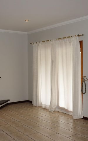 Casa de condomínio para alugar com 360m², 5 quartos e 6 vagasSala