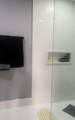 Casa de condomínio à venda com 980m², 4 quartos e 8 vagas Casa de condomínio à venda com 980m², 4 quartos e 8 vagasBanheiro da Suíte 2