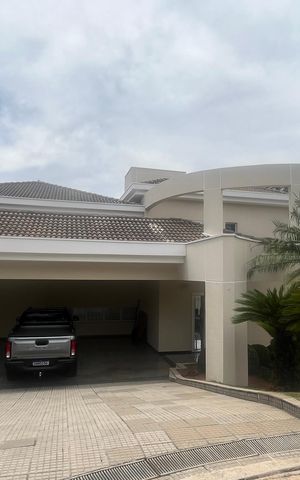 Casa de condomínio à venda com 980m², 4 quartos e 8 vagas Casa de condomínio à venda com 980m², 4 quartos e 8 vagasFachada