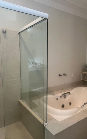 Casa de condomínio à venda com 980m², 4 quartos e 8 vagas Casa de condomínio à venda com 980m², 4 quartos e 8 vagasBanheiro da Suíte