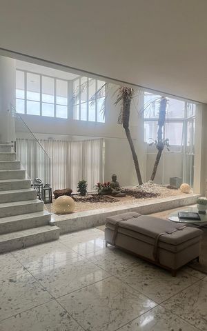 Casa de condomínio à venda com 980m², 4 quartos e 8 vagas Casa de condomínio à venda com 980m², 4 quartos e 8 vagasSala