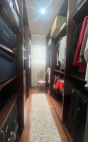 Casa de condomínio à venda com 980m², 4 quartos e 8 vagas Casa de condomínio à venda com 980m², 4 quartos e 8 vagasCloset da Suíte 2
