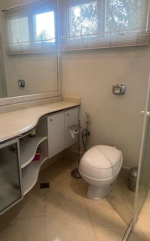 Casa de condomínio à venda com 980m², 4 quartos e 8 vagas Casa de condomínio à venda com 980m², 4 quartos e 8 vagasBanheiro da Suíte