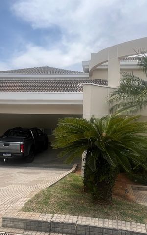 Casa de condomínio à venda com 980m², 4 quartos e 8 vagas Casa de condomínio à venda com 980m², 4 quartos e 8 vagasFachada