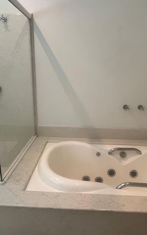 Casa de condomínio à venda com 980m², 4 quartos e 8 vagas Casa de condomínio à venda com 980m², 4 quartos e 8 vagasBanheiro da Suíte