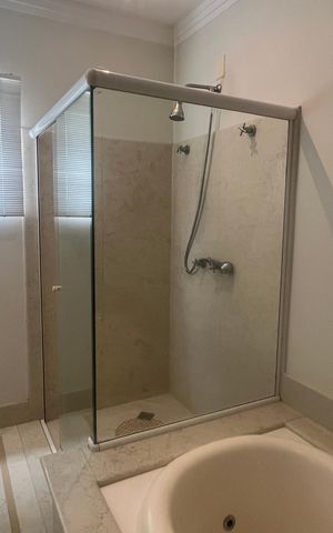Casa de condomínio à venda com 980m², 4 quartos e 8 vagas Casa de condomínio à venda com 980m², 4 quartos e 8 vagasBanheiro da Suíte