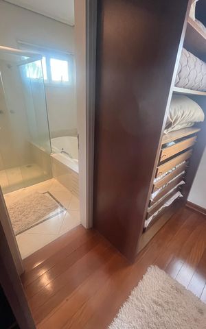 Casa de condomínio à venda com 980m², 4 quartos e 8 vagas Casa de condomínio à venda com 980m², 4 quartos e 8 vagasCloset da Suíte
