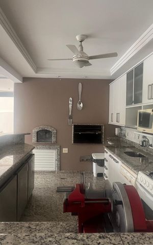 Casa de condomínio à venda com 980m², 4 quartos e 8 vagas Casa de condomínio à venda com 980m², 4 quartos e 8 vagasÁrea comum