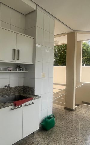 Casa de condomínio à venda com 980m², 4 quartos e 8 vagas Casa de condomínio à venda com 980m², 4 quartos e 8 vagasÁrea de Serviço
