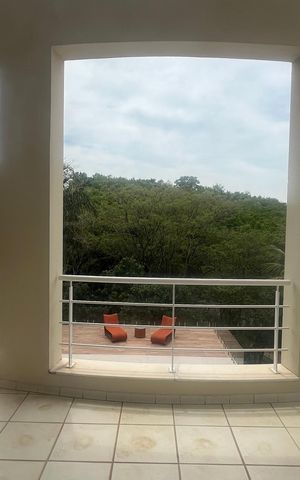Casa de condomínio à venda com 980m², 4 quartos e 8 vagas Casa de condomínio à venda com 980m², 4 quartos e 8 vagasVaranda da Sala