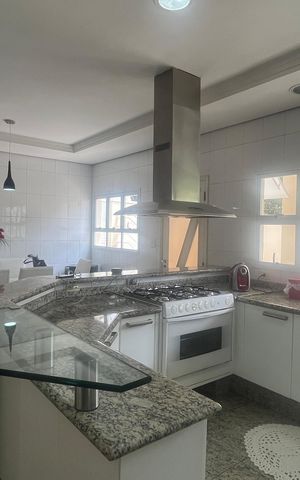 Casa de condomínio à venda com 980m², 4 quartos e 8 vagas Casa de condomínio à venda com 980m², 4 quartos e 8 vagasCozinha