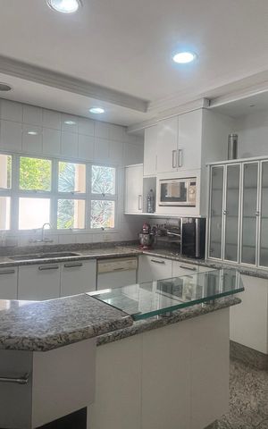 Casa de condomínio à venda com 980m², 4 quartos e 8 vagas Casa de condomínio à venda com 980m², 4 quartos e 8 vagasCozinha