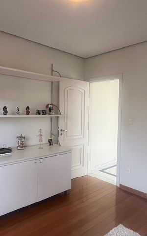 Casa de condomínio à venda com 980m², 4 quartos e 8 vagas Casa de condomínio à venda com 980m², 4 quartos e 8 vagasSuíte