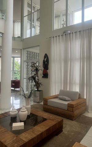 Casa de condomínio à venda com 980m², 4 quartos e 8 vagas Casa de condomínio à venda com 980m², 4 quartos e 8 vagasSala