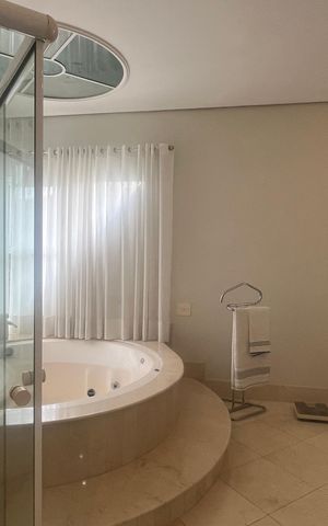 Casa de condomínio à venda com 980m², 4 quartos e 8 vagas Casa de condomínio à venda com 980m², 4 quartos e 8 vagasBanheiro da Suíte 3