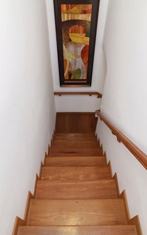 Casa para alugar com 270m², 5 quartos e 5 vagas Casa para alugar com 270m², 5 quartos e 5 vagasEscada