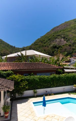 Casa de condomínio à venda com 400m², 4 quartos e 4 vagas Casa de condomínio à venda com 400m², 4 quartos e 4 vagasVista da Suíte 2