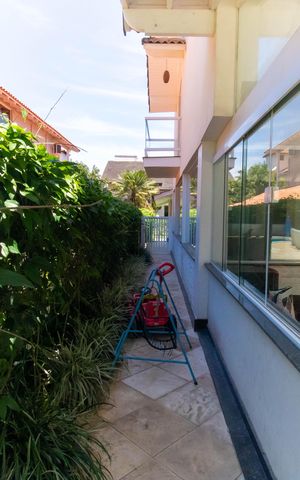 Casa de condomínio à venda com 400m², 4 quartos e 4 vagas Casa de condomínio à venda com 400m², 4 quartos e 4 vagasÁrea externa