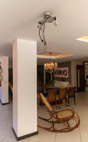 Casa de condomínio à venda com 400m², 4 quartos e 4 vagas Casa de condomínio à venda com 400m², 4 quartos e 4 vagasSala