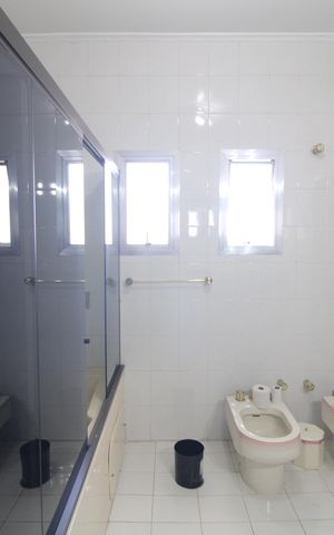 Casa à venda com 550m², 6 quartos e 6 vagasSuíte 1 / banheiro