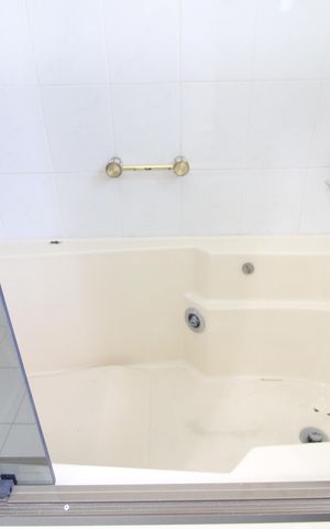 Casa à venda com 550m², 6 quartos e 6 vagasSuíte 1 / banheira