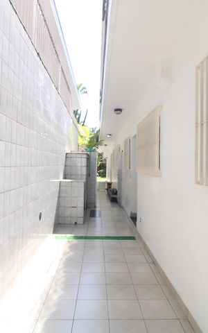 Casa à venda com 550m², 6 quartos e 6 vagasQuintal lateral