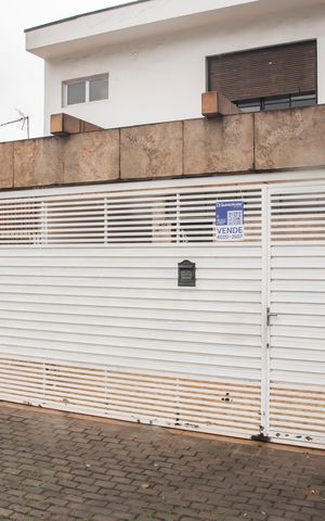 Casa à venda com 200m², 3 quartos e 3 vagasFrente