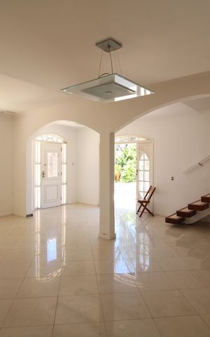 Casa à venda com 368m², 5 quartos e 3 vagasSala