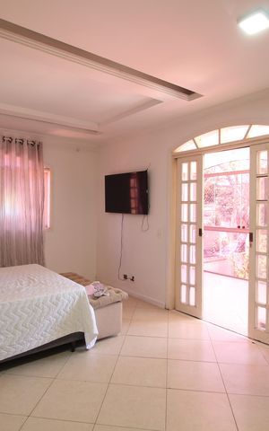 Casa à venda com 368m², 5 quartos e 3 vagasSuíte 2