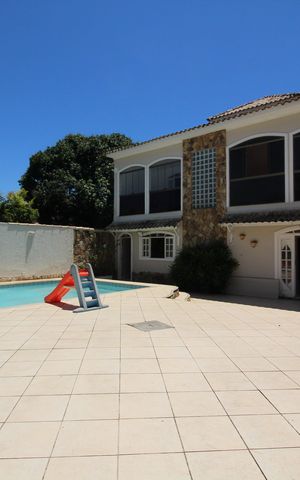 Casa à venda com 368m², 5 quartos e 3 vagasFachada