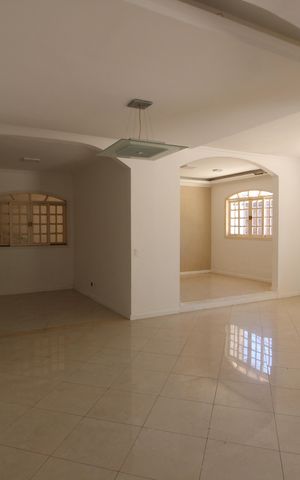 Casa à venda com 368m², 5 quartos e 3 vagasSala