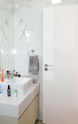 Casa de condomínio para alugar com 250m², 3 quartos e 4 vagasBanheiro da Suíte 2